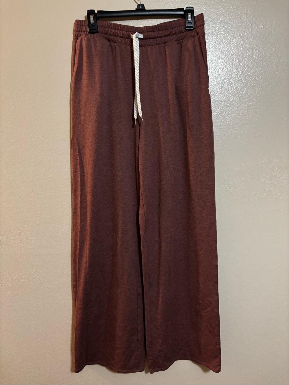Vuori Woman’s Halo Essential Wideleg Pant in Sable Heather